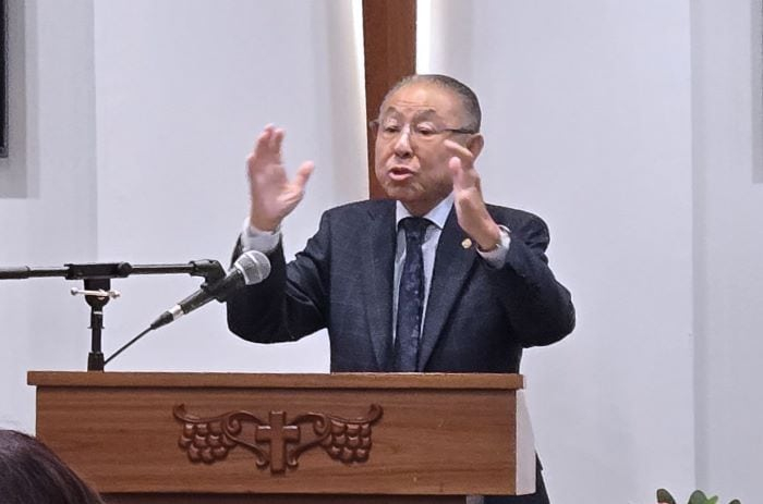 설교하는 권극중 목사