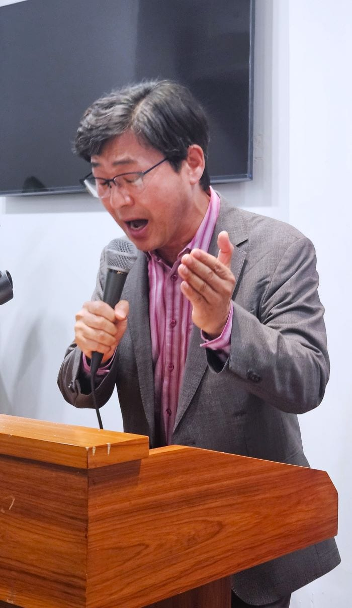 특송하는 테너 김영환 전도사