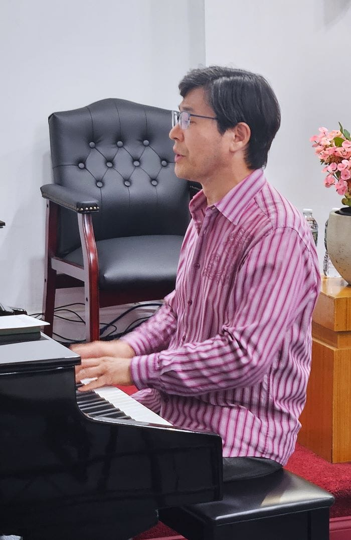 특송하는 테너 김영환 전도사