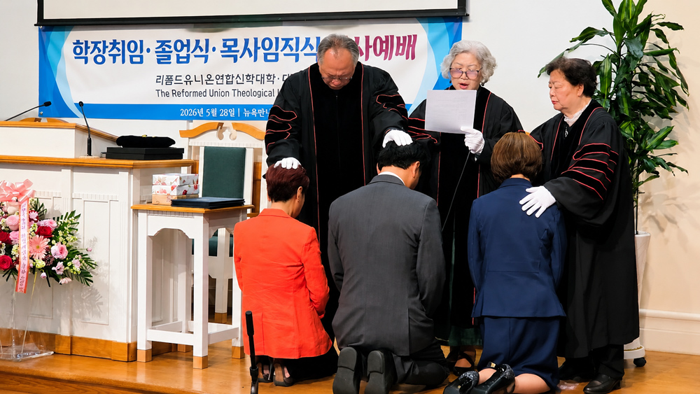 안수기도를 받는 3인의 목사 임직자들
